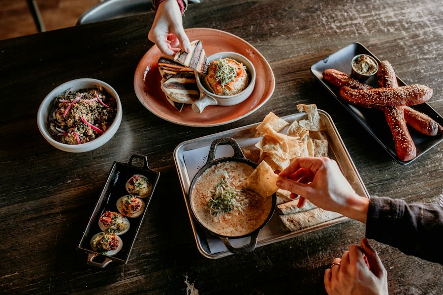 Mesa con platillos para compartir y copas