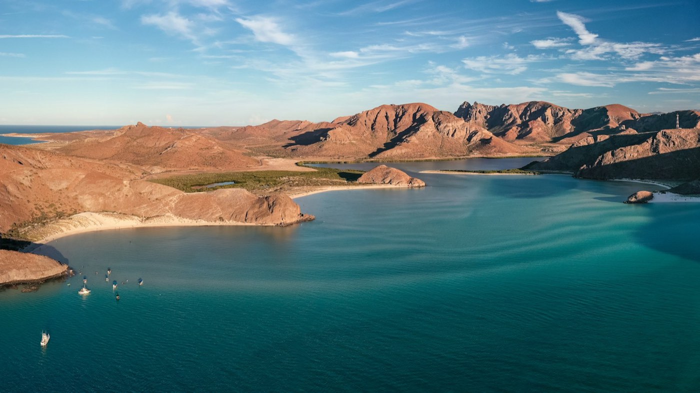 Playa del Pacífico con montañas al fondo