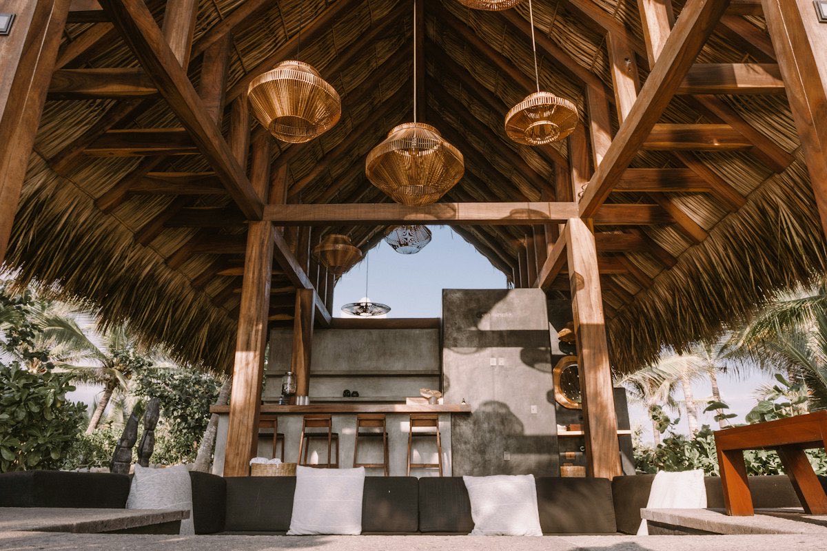Palapa del restaurante con luces colgantes al anochecer