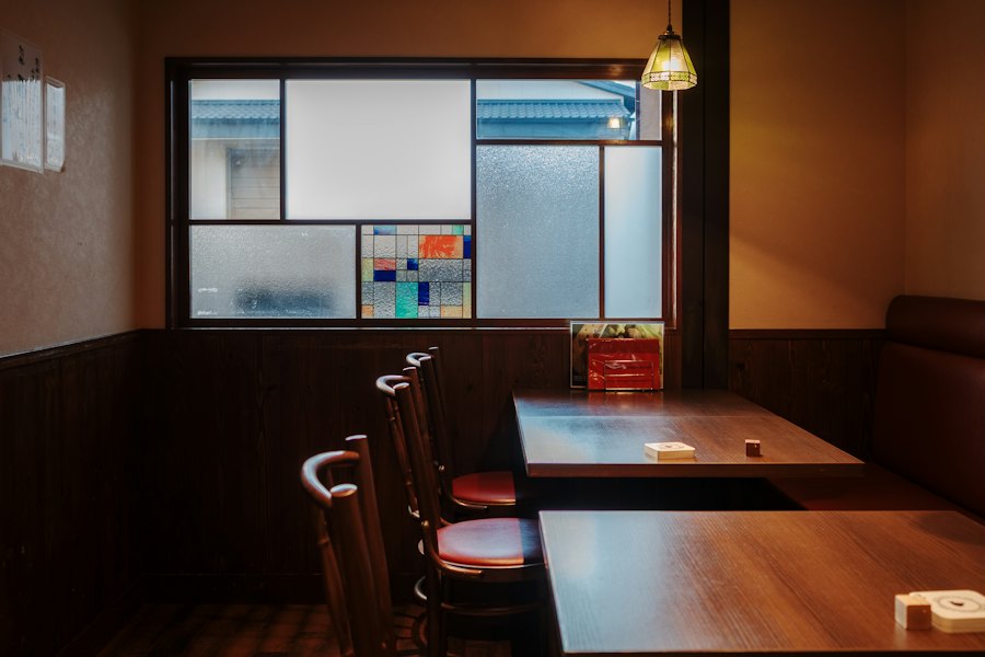 Gabinetes del comedor junto a la ventana