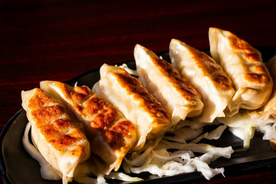 Gyozas sobre plancha de hierro con salsa ponzu