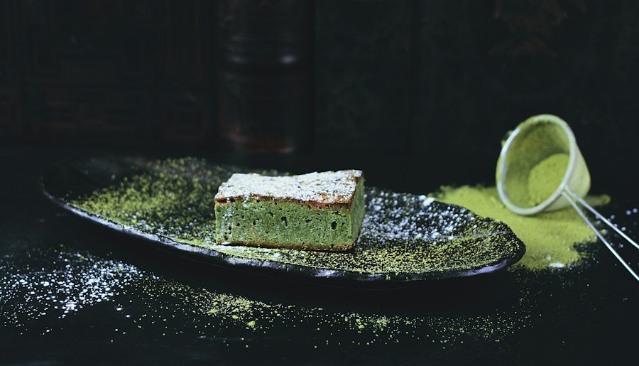 Pastel de matcha sobre plato negro