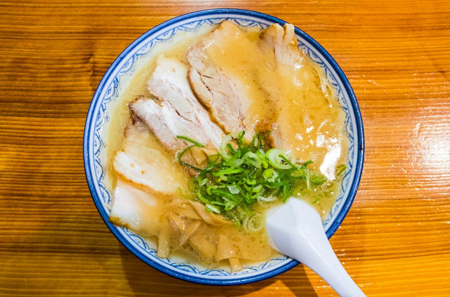 Ramen shoyu con pollo rostizado