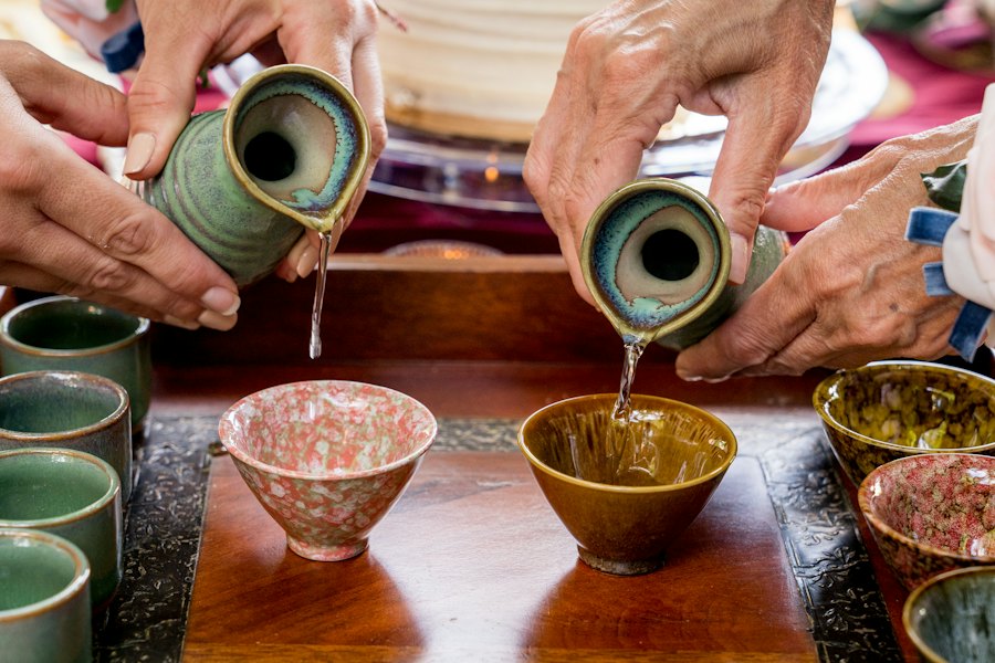 Sake servido en tazas de cerámica
