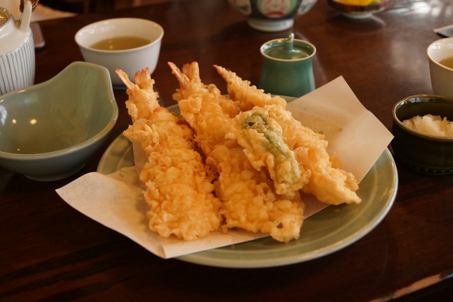 Camarones en tempura servidos en plato