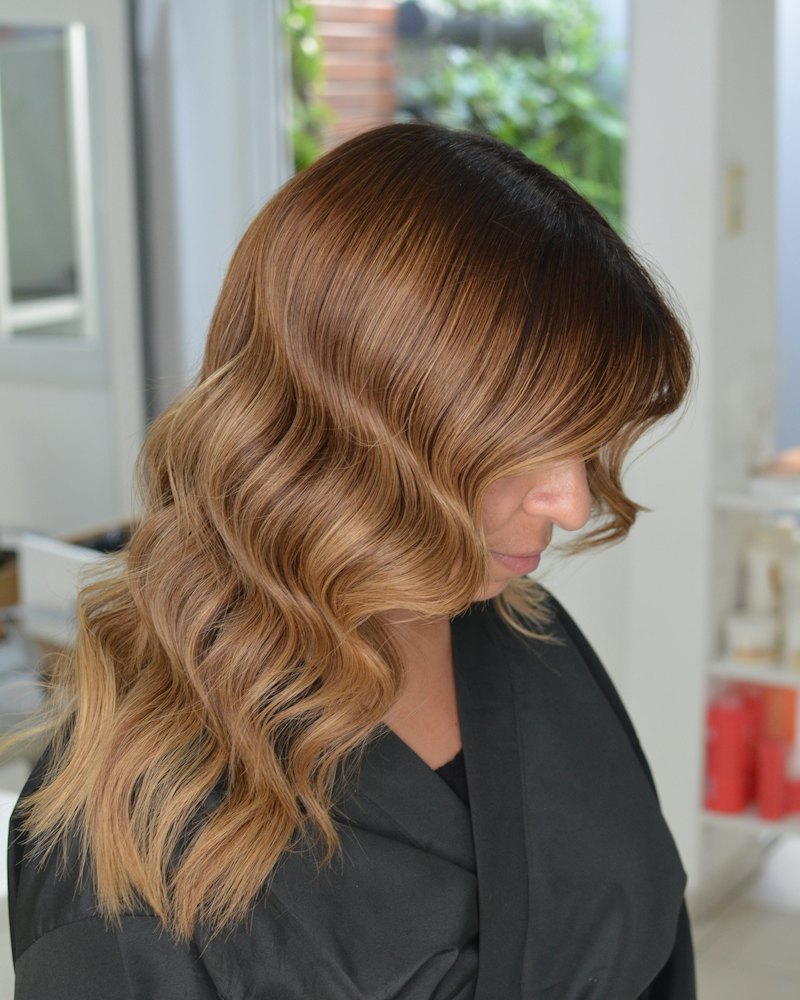 Balayage miel en cabello largo con ondas suaves