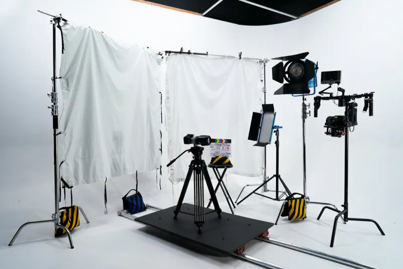Set de fotografía de producto con fondo blanco, cámara en tripié e iluminación de estudio
